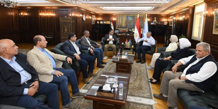 وزير الإسكان ومحافظ الإسكندرية يعقدان اجتماعا لمتابعة ملفات العمل والمشروعات المشتركة