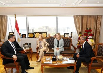 ‏وزير الإسكان يستقبل نائبة رئيس بنك الاستثمار الأوروبي لمتابعة مجالات التعاون المشترك في مشروعات مياه الشرب والصرف الصحي