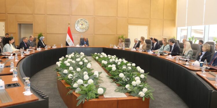 وزير الكهرباء يبحث مع وفدا بنك الاستثمار والاتحاد الأوروبيين سبل دعم الشراكة وتعزيز التعاون والعمل المشترك