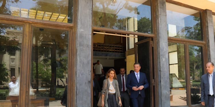 وزير الزراعة يلتقي مدير مكتب اليونسكو بالقاهرة ويصطحبها في جولة بالمتحف الزراعي لتعزيز التعاون في أعمال التطوير