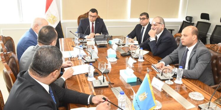 وزير الإسكان يلتقى ممثل شركة استادات للاستثمار الرياضي لمناقشة مجالات التعاون المشترك