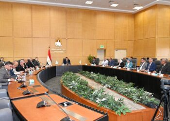 وزير الإسكان يعقد اجتماعا للجنة التنسيقية العليا  بالعمل على إجراءات ترشيد استهلاك الطاقة والمياه