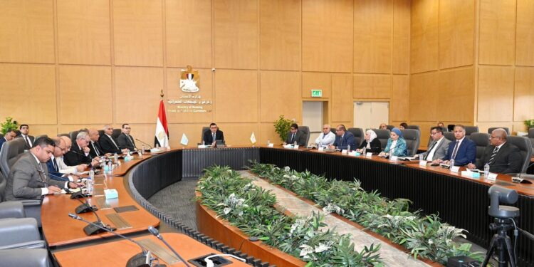 وزير الإسكان يعقد اجتماعا للجنة التنسيقية العليا  بالعمل على إجراءات ترشيد استهلاك الطاقة والمياه