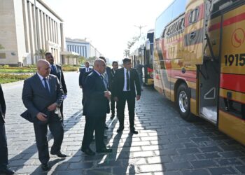 في اطار تنفيذ توجيهات الرئاسية .. وزير الصناعة والنقل يتفقد عدد 20 حافلة مرسيدس جديدة تم انتاجها محليا لصالح «سوبر جيت »