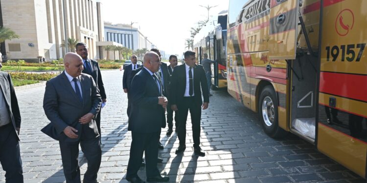 في اطار تنفيذ توجيهات الرئاسية .. وزير الصناعة والنقل يتفقد عدد 20 حافلة مرسيدس جديدة تم انتاجها محليا لصالح «سوبر جيت »