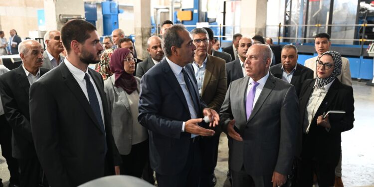 في استجابة سريعة .. وزير الصناعة يبحث شكاوى واستغاثات مستثمري المنطقة الصناعية بأبو رواش