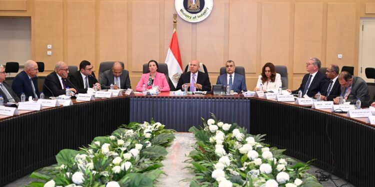 وزير الصناعة يترأس الاجتماع السادس والعشرين للمجموعة الوزارية للتنمية الصناعية