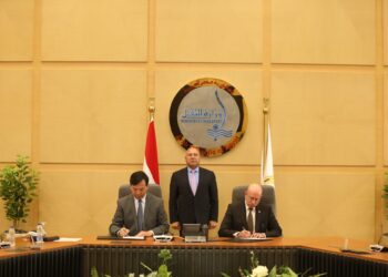 وزير الصناعة يشهد توقيع عقد بناء سفينتين جديدتين من سفن الصب الجاف العملاقة من طراز KAMSARMAX 