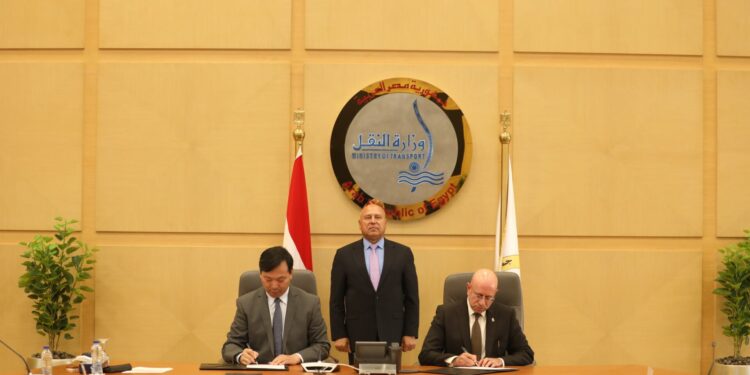 وزير الصناعة يشهد توقيع عقد بناء سفينتين جديدتين من سفن الصب الجاف العملاقة من طراز KAMSARMAX
