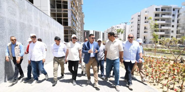 وزير الإسكان يواصل جولته اليوم بتفقد كومباوند مزارين والحي اللاتيني بمدينة العلمين الجديدة