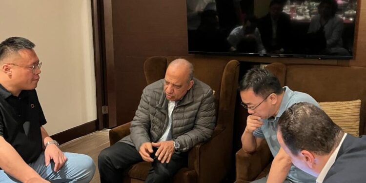 عقب وصوله إلى الصين .. وزير الكهرباء يبحث مع شركة سانجرو SUNGROW الصينية انشاء مصنع لبطاريات تخزين الطاقة والأنظمة الكهربائية فى مصر