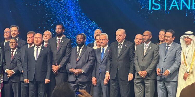 خلال زيارته الرسمية إلى تركيا .. وزير الصناعة يشارك في الجلسه الافتتاحية بمنتدى الترابط العالمي للنقل 2025 