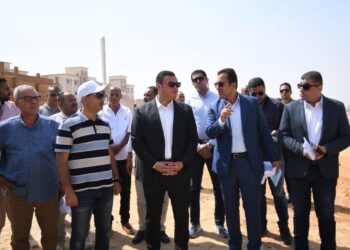 وزير الإسكان يبدأ جولة تفقدية بالعاشر من رمضان ويتفقد الطرق والمحاور ومشروع ديارنا السكني بالمدينة