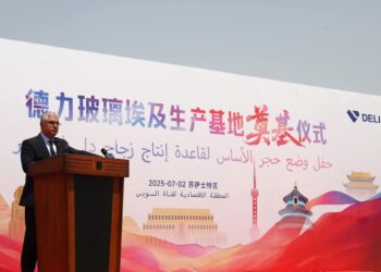 باستثمارات 70 مليون دولار.. رئيس اقتصادية قناة السويس يشهد وضع حجر أساس مشروع «ديلي إيجيبت» للمنتجات الزجاجية المنزلية بالسخنة