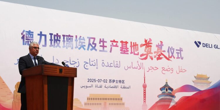 باستثمارات 70 مليون دولار.. رئيس اقتصادية قناة السويس يشهد وضع حجر أساس مشروع «ديلي إيجيبت» للمنتجات الزجاجية المنزلية بالسخنة