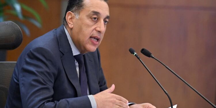 رئيس الوزراء يتابع مع وزير البترول مستجدات تقدم الأعمال الخاصة بتجهيز وربط وحدات التغييز