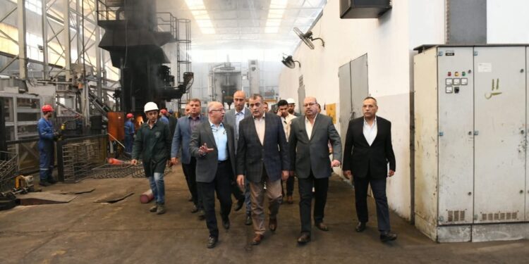 وزير الدولة للإنتاج الحربي يطمئن على سير العملية الإنتاجية خلال مرور مفاجيء على شركة حلوان للصناعات الهندسية «مصنع 99 الحربي»