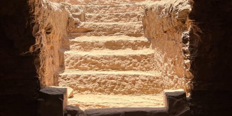 اكتشاف مقابر جديدة من العصرين اليوناني والروماني بنقوش هيروغليفية في الجبانة حول منطقة ضريح الآغاخان بأسوان