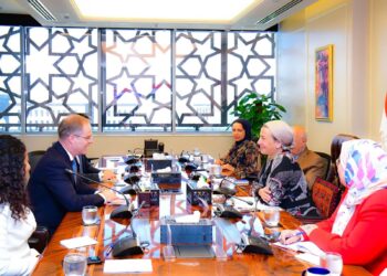 وزيرة البيئة تلتقى السفير البريطاني بالقاهرة لبحث سبل التعاون المشترك في مجال النمو الاخضر