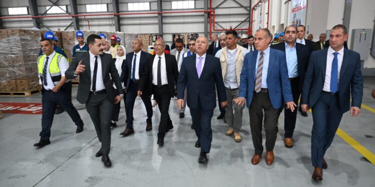 وزير الصناعة يجري جولة تفقدية موسعة بمشروعات مينائي الإسكندرية والدخيلة