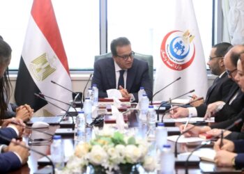 نائب رئيس مجلس الوزراء للصحة يبحث مع شركة «ساندوز» تعزيز التعاون في توطين صناعة الأدوية ودعم المبادرات الصحية الرئاسية