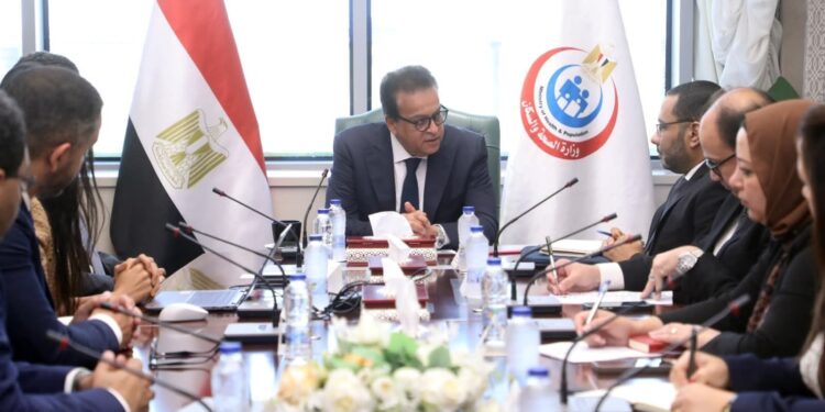 نائب رئيس مجلس الوزراء للصحة يبحث مع شركة «ساندوز» تعزيز التعاون في توطين صناعة الأدوية ودعم المبادرات الصحية الرئاسية