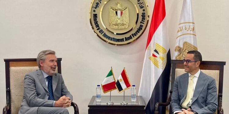 وزير الاستثمار يلتقى سفير دولة إيطاليا بالقاهرة لبحث سبل تعزيز العلاقات الاقتصادية بين البلدين