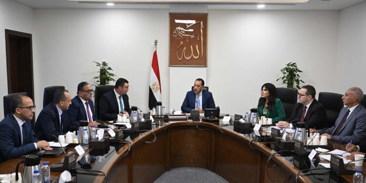 رئيس الوزراء يتابع موقف تقنين الأراضي المضافة لعدد من المدن الجديدة وموقف الطروحات المختلفة من الوحدات السكنية والأراضي