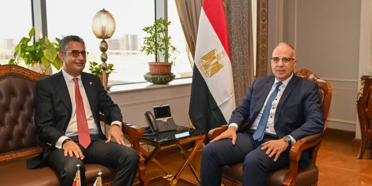 وزيرا الري والتموين يبحثان سُبل تطوير مصانع إنتاج السكر