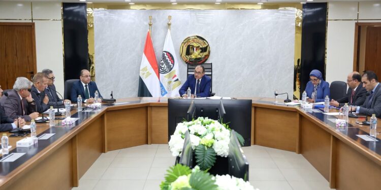 وزير قطاع الأعمال العام يجتمع بمجلس إدارة شركة النصر للإسكان والتعمير بتشكيله الجديد
