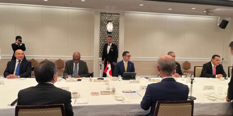 وزير الاستثمار يشارك باجتماع مائدة مستديرة بحضور عدد كبير من قادة الأعمال بدولة اليابان