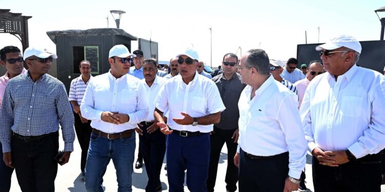 رئيس الوزراء يتفقد محطة التجارب البحثية لتحلية مياه البحر بمدينة العلمين الجديدة