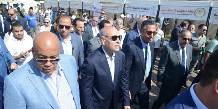 وزير التموين والتجارة الداخلية ومحافظ القاهرة يفتتحان سوق «اليوم الواحد» بمنطقة الجمالية