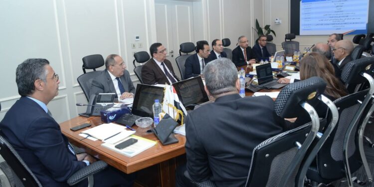 وزير التموين يعقد اجتماعًا مع قيادات شركة مخابز القاهرة الكبرى لمتابعة الأداء وتعزيز كفاءة التشغيل