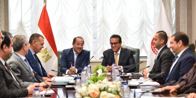 وزير الصحة يبحث سُبل استدامة تمويل التأمين الصحي الشامل ومقترحات تعديل المساهمة التكافلية