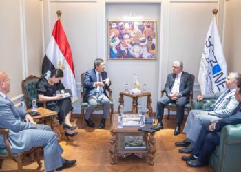 في إطار بحث التعاون الثنائي.. رئيس اقتصادية قناة السويس يستقبل سفير سنغافورة بالقاهرة