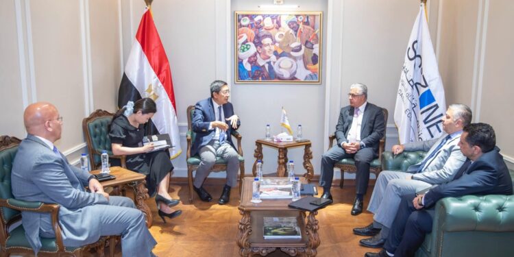 في إطار بحث التعاون الثنائي.. رئيس اقتصادية قناة السويس يستقبل سفير سنغافورة بالقاهرة