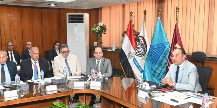 خلال اجتماعه برؤساء شركات «القابضة للتشييد» بمقر شركة «مختار إبراهيم».. وزير قطاع الأعمال العام يتابع الموقف التنفيذي لمشروعات التطوير العقاري والمقاولات وإدارة الأصول