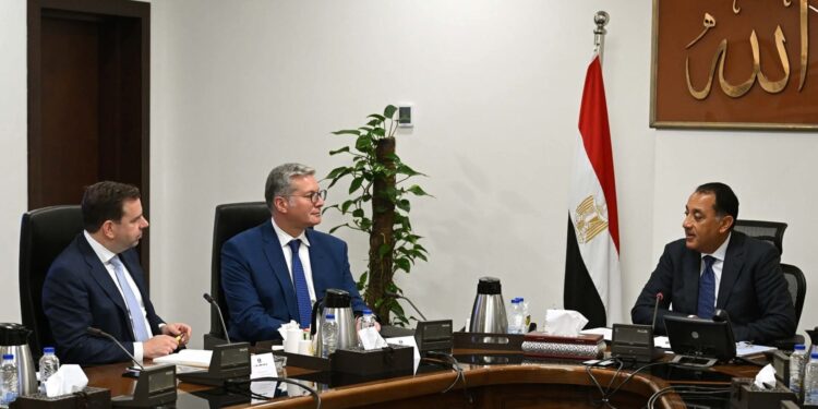 لاستعراض استثمارات الشركة في السوق المصرية .. رئيس الوزراء يلتقي رئيس شركة «شل العالمية لأنشطة الغاز المتكاملة»