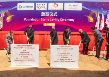 باستثمارات تتجاوز 55 مليون دولار.. رئيس اقتصادية قناة السويس يشهد وضع حجر الأساس لمشروعين صينيين جديدين في قطاع المنسوجات بمنطقة السخنة الصناعية
