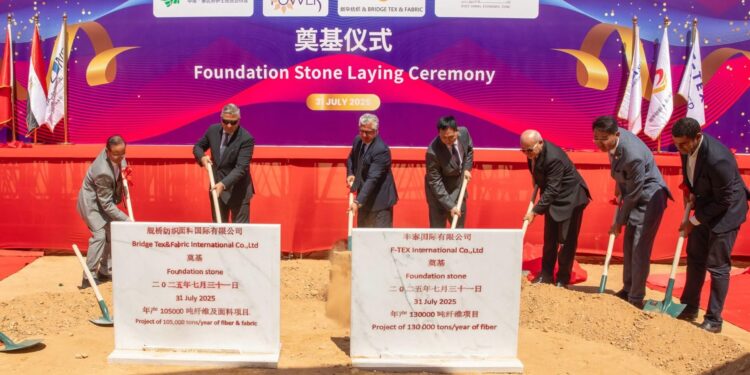 باستثمارات تتجاوز 55 مليون دولار.. رئيس اقتصادية قناة السويس يشهد وضع حجر الأساس لمشروعين صينيين جديدين في قطاع المنسوجات بمنطقة السخنة الصناعية