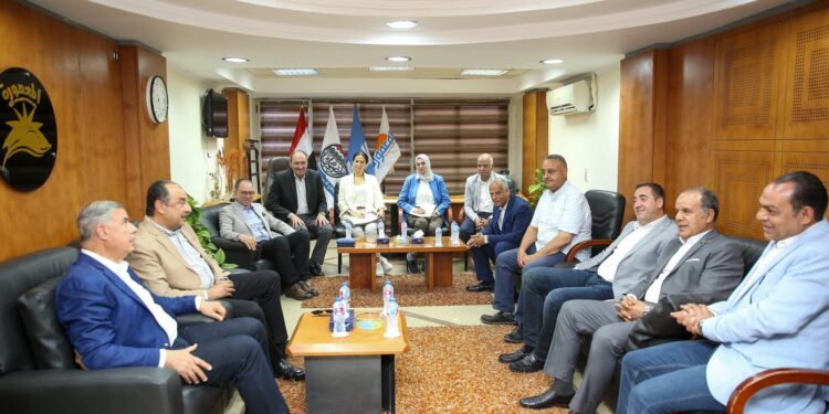 وزير قطاع الأعمال العام ومحافظ الإسكندرية يبدأن جولة تفقدية بمنطقة المعمورة بلقاء عدد من نواب البرلمان