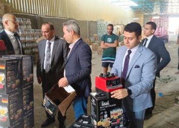 مُستخدمًا علامات تجارية شهيرة وإحالة الواقعة للنيابة العامة.. ضبط 3000 جهاز كهربائي تم تجميعهم من مواد مجهولة المصدر بمخازن بمحافظة القليوبية 