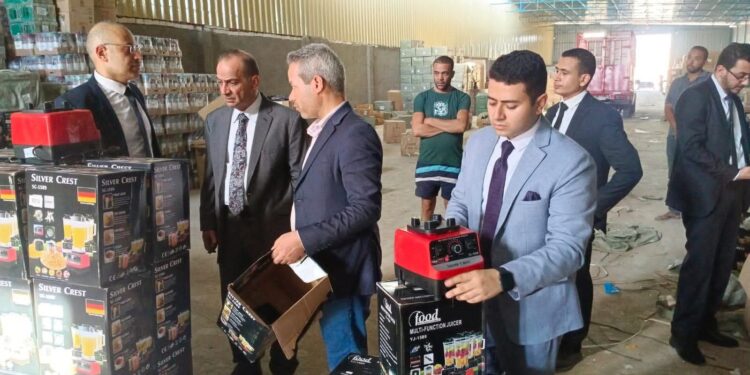 مُستخدمًا علامات تجارية شهيرة وإحالة الواقعة للنيابة العامة.. ضبط 3000 جهاز كهربائي تم تجميعهم من مواد مجهولة المصدر بمخازن بمحافظة القليوبية 