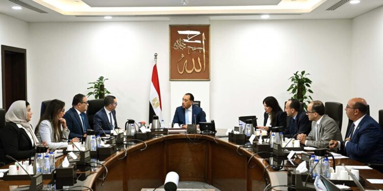 رئيس الوزراء يتابع مع وزير الاستثمار جهود تطوير منظومة الإفراج الجمركي