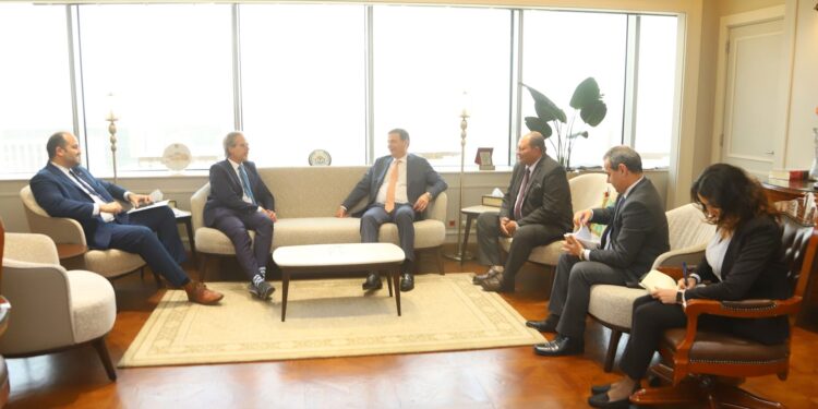 وزير الزراعة يستقبل المستشار الزراعي الهولندي لبحث سبل تعزيز التعاون المشترك