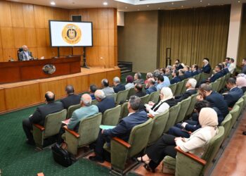 وزير الصناعة يوجه بضرورة العمل مع منتجي الأسمنت على سرعة تشغيل خطوط الإنتاج المتوقفة خلال شهر 