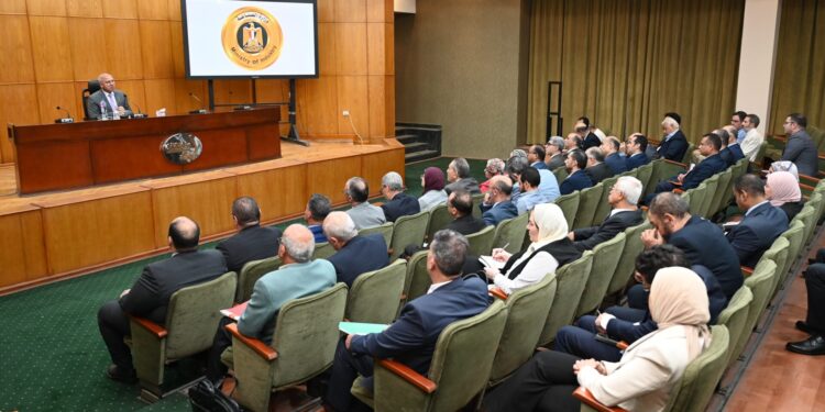 وزير الصناعة يوجه بضرورة العمل مع منتجي الأسمنت على سرعة تشغيل خطوط الإنتاج المتوقفة خلال شهر