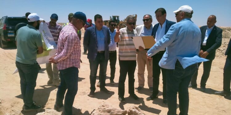 وزير الزراعة يتفقد أعمال حصر وتصنيف الأراضي الصحراوية بمنطقة «العميد» على محور وادي النطرون ـ العلمين