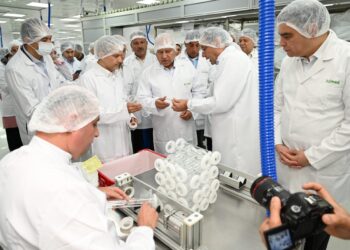 وزير الصناعة يفتتح خط إنتاج مرشحات الغسيل الكلوي ومصنع محاليل الغسيل الكلوي بطاقة 40 مليون لتر سنويًا بشركة «أولميد ميدل إيست»